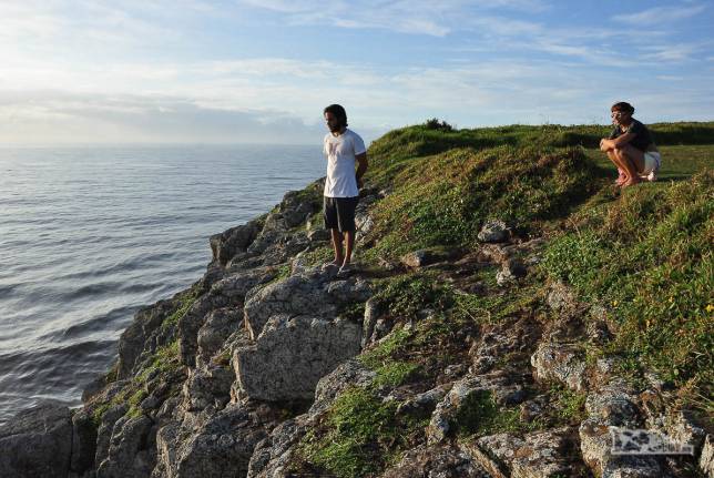 No parque da Guarita, o João pedro e a Bruna aproveitam os primeiros raios de sol do dia para se aquecerem, em Torres, litoral norte do Rio Grande do Sul